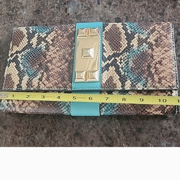 VINCE CAMUTO CLUTCH - Picture 5 of 8